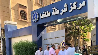 محافظ الدقهلية يُفاجئ مكتب توثيق الخارجية بطلخا ويأمر بمظلات ومقاعد للمواطنين -صور