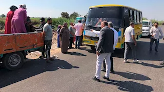 أوقف السيارة ووفر ميني باص.. محافظ الدقهلية يُنقذ عمالاً من خطر "الربع نقل" -صور