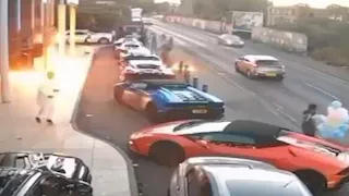 بالفيديو| هجوم بقنابل حارقة على قاعة أفراح في إنجلترا.. والضحايا سيارات فارهة