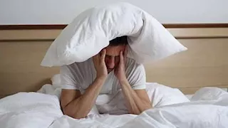 ماذا يحدث للجسم عند النوم في غرفة شديدة الإضاءة؟
