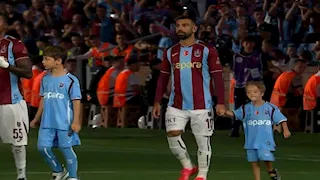 لقطة لافتة.. محمد صلاح يظهر مع الطفل إسحاق في مواجهة فيرينتسفاروشي  (فيديو)