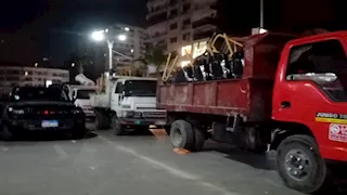 حي العجوزة يشن حملة ليلية مكبرة لإزالة الإشغالات والمخالفات بالمهندسين - صور