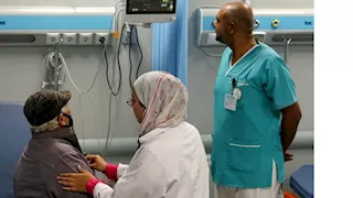 من الإحالة الرقمية لتقليص الانتظار.. كيف تطورت خدمة المنتفعين بمجمع السويس الطبي؟ -صور 