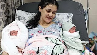 زوجة الأسير الفلسطيني باسل الأسمر تنجب توأما بنطفة مهربة من السجن