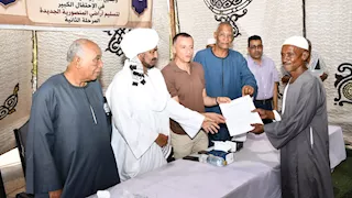 بعد انتظار 23 عاماً.. محافظ أسوان يسلم عقود أراضي المنصورية الجديدة للمستحقين