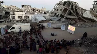 بالصور- مؤسسة مشهراوي تعرض أفلامها لسكان قطاع غزة وسط الركام