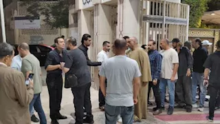 حسن عيد يستقبل الوافدين على عزاء زوجته في مسجد الحامدية الشاذلية.. صور