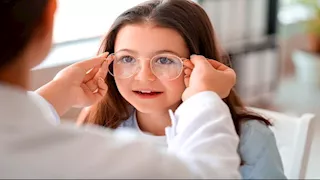 لماذا تسبب النظارات غير المناسبة الصداع؟ طبيبة توضح