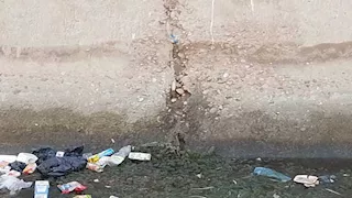 مياه تتسرب من فواصل الترعة مجددًا.. ماذا يحدث في قرية بي العرب بالمنوفية؟ - صور