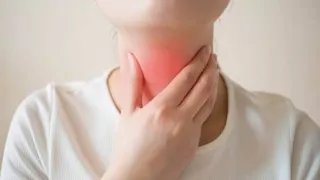 5 علامات تحذيرية قد تنذر إصابتك بـ التهاب الحنجرة 