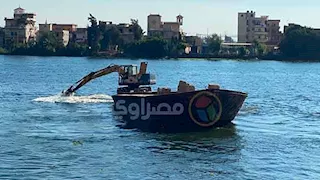 بالصور- استمرار تطهير فرع رشيد من ورد النيل والحشائش بكفر الشيخ