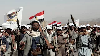 البحر الأحمر يشتعل.. الحوثيون يعلنون استهداف ناقلة نفط سعودية وتجمعات عسكرية