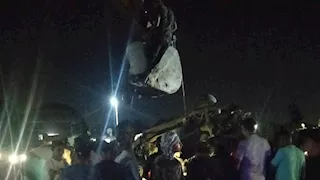 "وقعت في الترعة".. سقوط سيارة سوزوكي من أعلى كوبري الشنوفي بأشمون (صور)