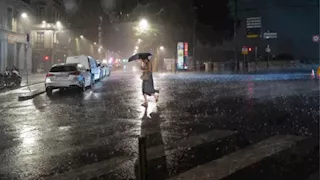 "نادر الحدوث".. إعصار هائل يضرب جنوب فرنسا وتحذير برتقالي "فيديو"