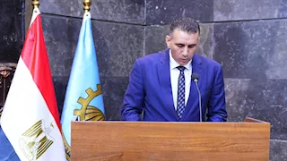 وزير العمل ومحافظ الغربية يسلمان عقود عمل وشهادات تدريب للشباب