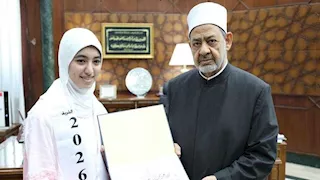 شيخ الأزهر يمنح أوائل الثانوية الأزهرية مكافآت مالية ويهديهم رحلات عمرة