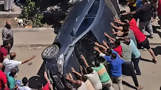 شهامة لا تتوقف.. شباب السويس ينقذون أسرة بعد انقلاب سيارتهم بشارع ناصر