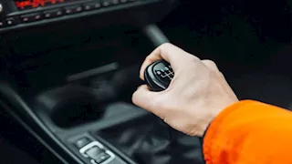 الأخطر على سيارتك.. عادات يومية يفعلها السائقون وتكلفهم آلاف الجنيهات
