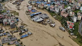 في 30 ثانية.. السيول تبتلع جسرًا ومنازل في نيبال