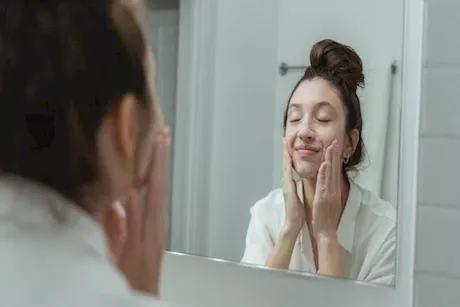 هل غسول الوجه بحمض الساليسيليك آمن للاستخدام اليومي؟