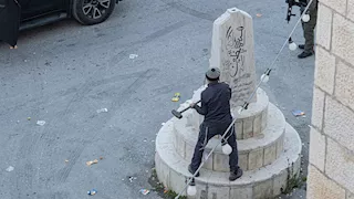 فيديو| برلماني إسرائيلي يحطم نصبا تذكاريا للشهداء الفلسطينيين في الضفة