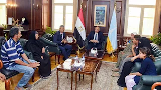 دهسه تروسيكل أثناء العمل.. محافظ الإسكندرية يكرّم أسرة عامل نظافة -صور