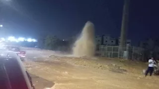 "المياه غرقت الشوارع".. انفجار ماسورة مياه في مدينة 6 أكتوبر- فيديو وصور