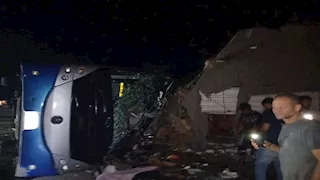 3 جثث و51 مصابًا في تصادم أتوبيس وسيارة نقل على طريق محور الضبعة ـ صور