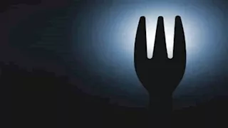 الأكل في الظلام.. مطعم يقدم الطعام داخل غرفة مظلمة