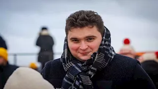 كان يبحث عن والده.. فحص DNA يحول بائع سيارات بلجيكي إلى أمير 
