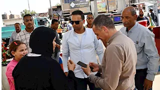 بالصور- محافظ أسوان يفاجئ محطات الوقود لمتابعة توزيع المواد البترولية