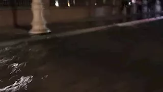  أثناء أعمال تطوير الشبكات.. كسر بماسورة مياه يغرق شوارع محيطة بمعبد الأقصر ـ صور 