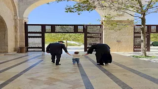 بيدها داخل المسجد.. الأمير الحسين يظهر برفقة ابنته إيمان (فيديو)