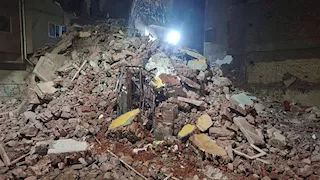 بعد انهيار عقار من 4 طوابق.. قرار بإزالة مبنى مجاور ببنها لخطورة حالته - صور