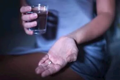 هل من الآمن تناول مكملات الميلاتونين بعد تناول الكافيين؟