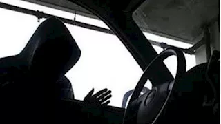 قفز بالسيارة في الزراعات.. سائق ينجو من سطو مسلح بمساعدة أهالي بالفيوم