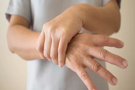 ما الفرق بين الرعشة الطبيعية والمرضية؟ استشاري أعصاب يوضح 