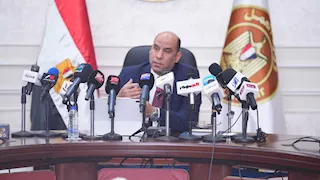 وزير العمل يكشف الحد الأقصى لخصم راتب العامل بسبب المخالفة