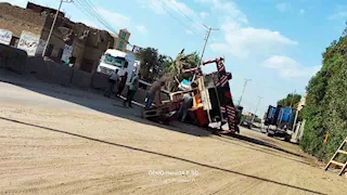 "اختل توازنه فجأة".. انقلاب ونش أثناء التحميل على طريق الباجور- القناطر (صور)