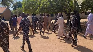 رويترز: مسلحون يقتلون 12 شخصا ويخطفون نساء وأطفالا في نيجيريا