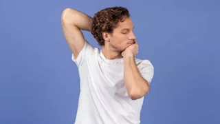 كيف تؤثر طقطقة الرقبة على الدماغ؟ مخاطر لا تتوقعها 
