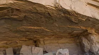 بصمات أيدي من 10 آلاف عام.. أسرار أقدم لوحات ملونة في كهف الزرانيج بجنوب سيناء