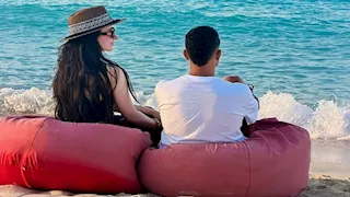 بجانب زوجته.. تريزيجيه ينشر صورًا في المصيف ويظهر برفقة محمد صلاح
