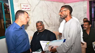 محافظ أسوان يفاجئ العاملين بالقومسيون الطبي ويوجه بتخفيف الزحام