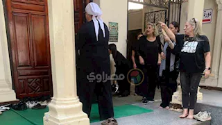  بدء مراسم تشييع جنازة ابنة الفنانة نجلاء فتحي - صورة 
