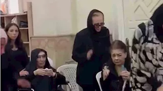 صور وفيديو| لحظة صلاة نجلاء فتحي على ابنتها في جنازتها 