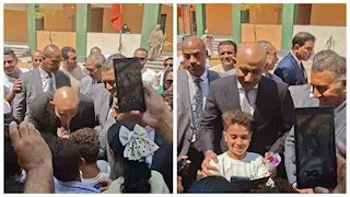 "روح احلق شعرك".. وزير التعليم يمازح طفلًا في افتتاح مدرسة ببنها- صور