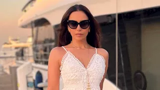"فستان صيفي قصير".. مريم حسن تخطف الأنظار على البحر في أحدث ظهور