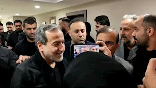 "بلا حراسة".. وزير الخارجية الإيراني يُشارك في مسيرة الأربعين بالنجف العراقية (فيديو) 