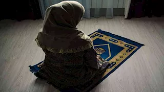 ما حكم صلاة المرأة بالمكياج؟.. عالم أزهري يوضح متى تصح ومتى يجب إزالته